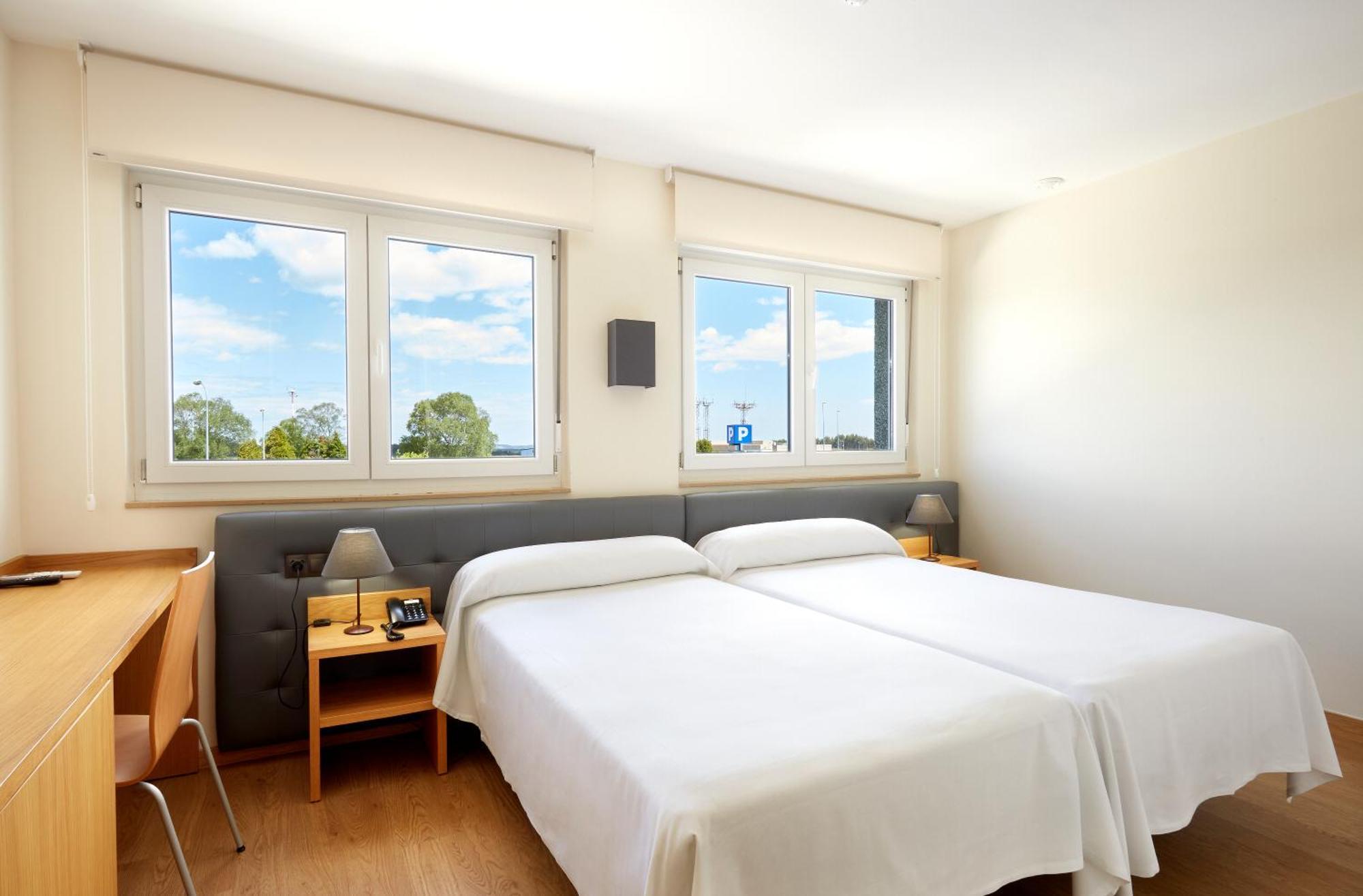 Hotel Arias Aeropuerto Santiago Del Monte ภายนอก รูปภาพ