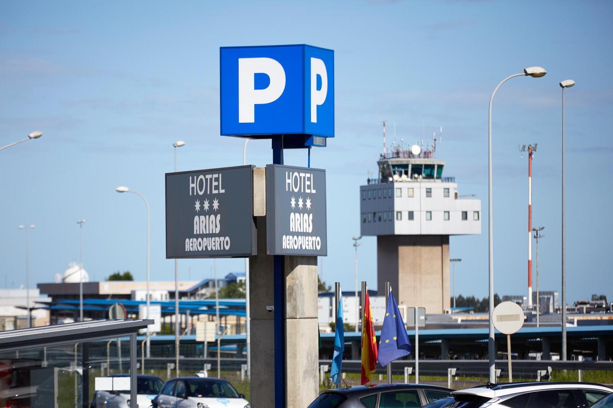 Hotel Arias Aeropuerto Santiago Del Monte ภายนอก รูปภาพ