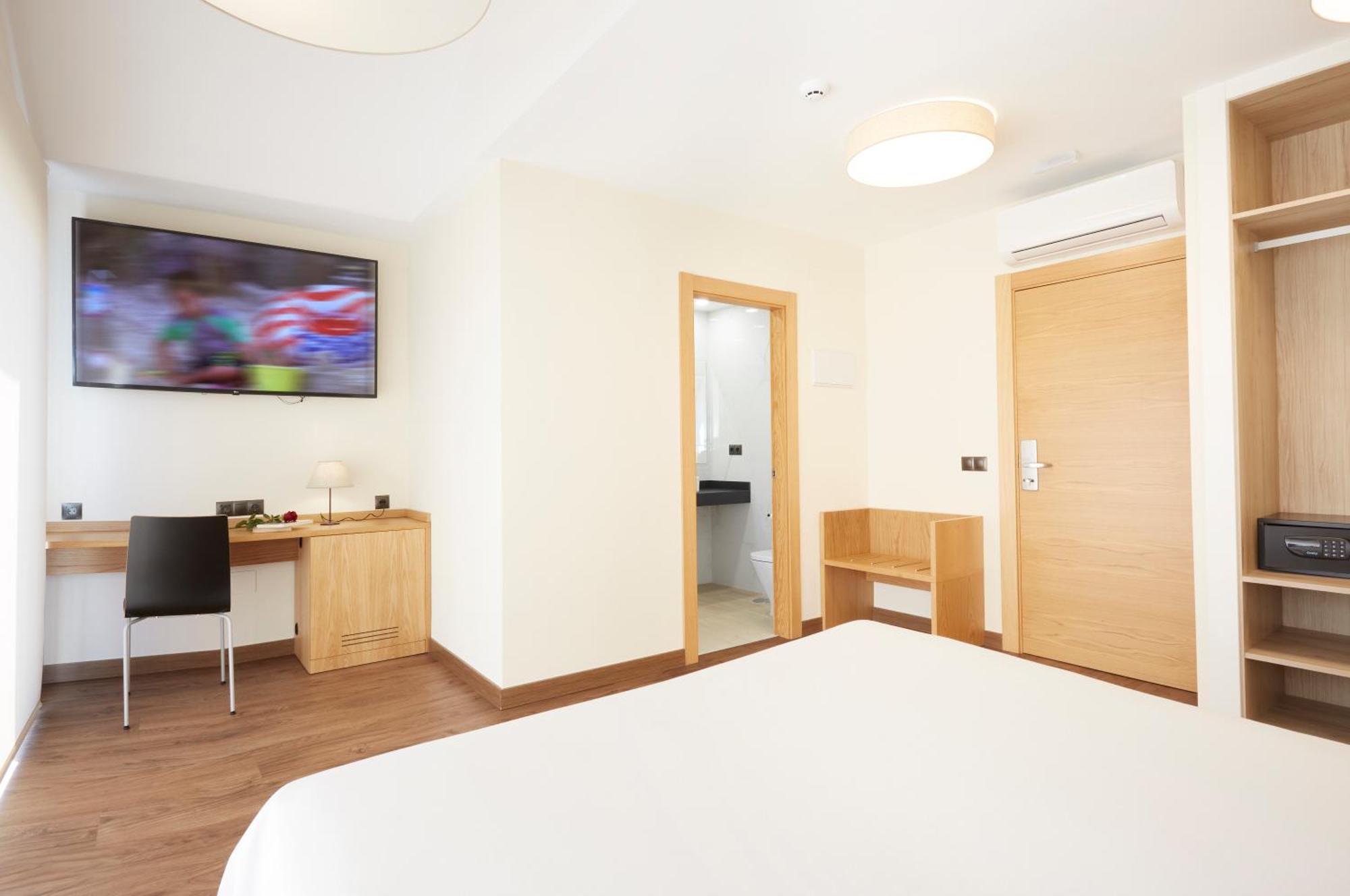 Hotel Arias Aeropuerto Santiago Del Monte ภายนอก รูปภาพ