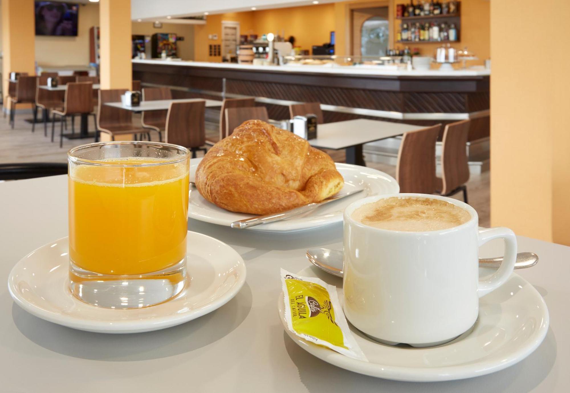 Hotel Arias Aeropuerto Santiago Del Monte ภายนอก รูปภาพ