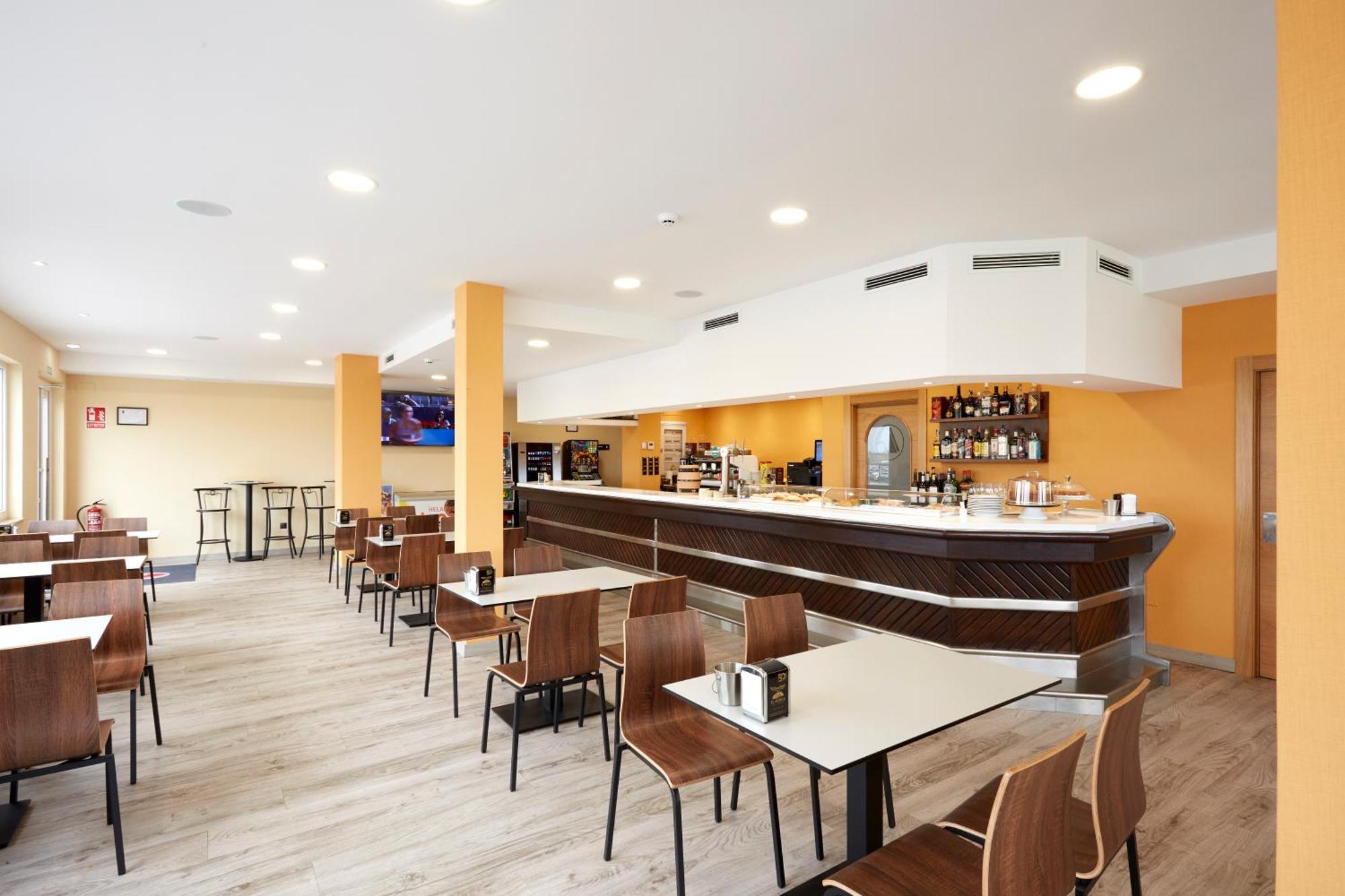 Hotel Arias Aeropuerto Santiago Del Monte ภายนอก รูปภาพ