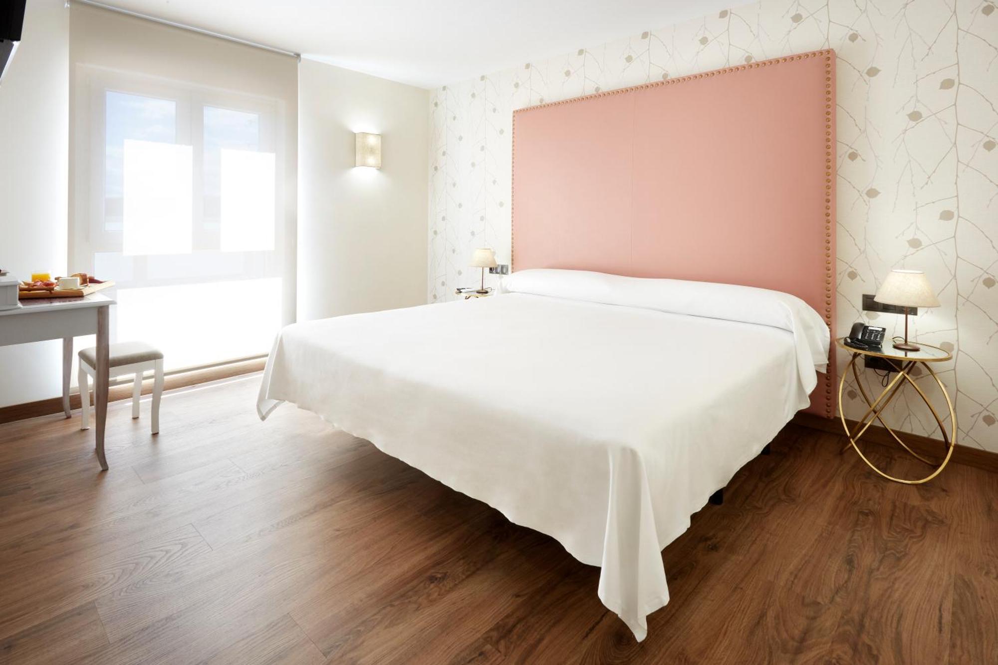 Hotel Arias Aeropuerto Santiago Del Monte ภายนอก รูปภาพ