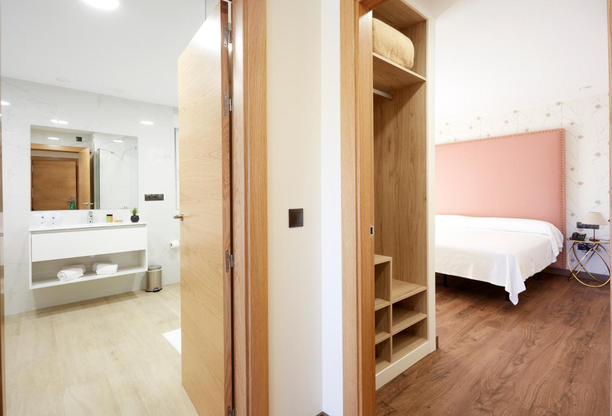 Hotel Arias Aeropuerto Santiago Del Monte ภายนอก รูปภาพ