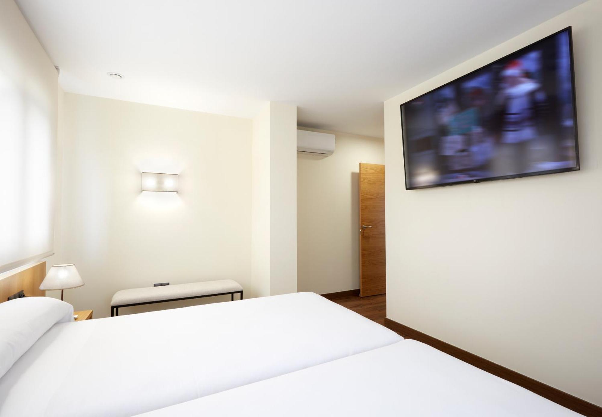 Hotel Arias Aeropuerto Santiago Del Monte ภายนอก รูปภาพ