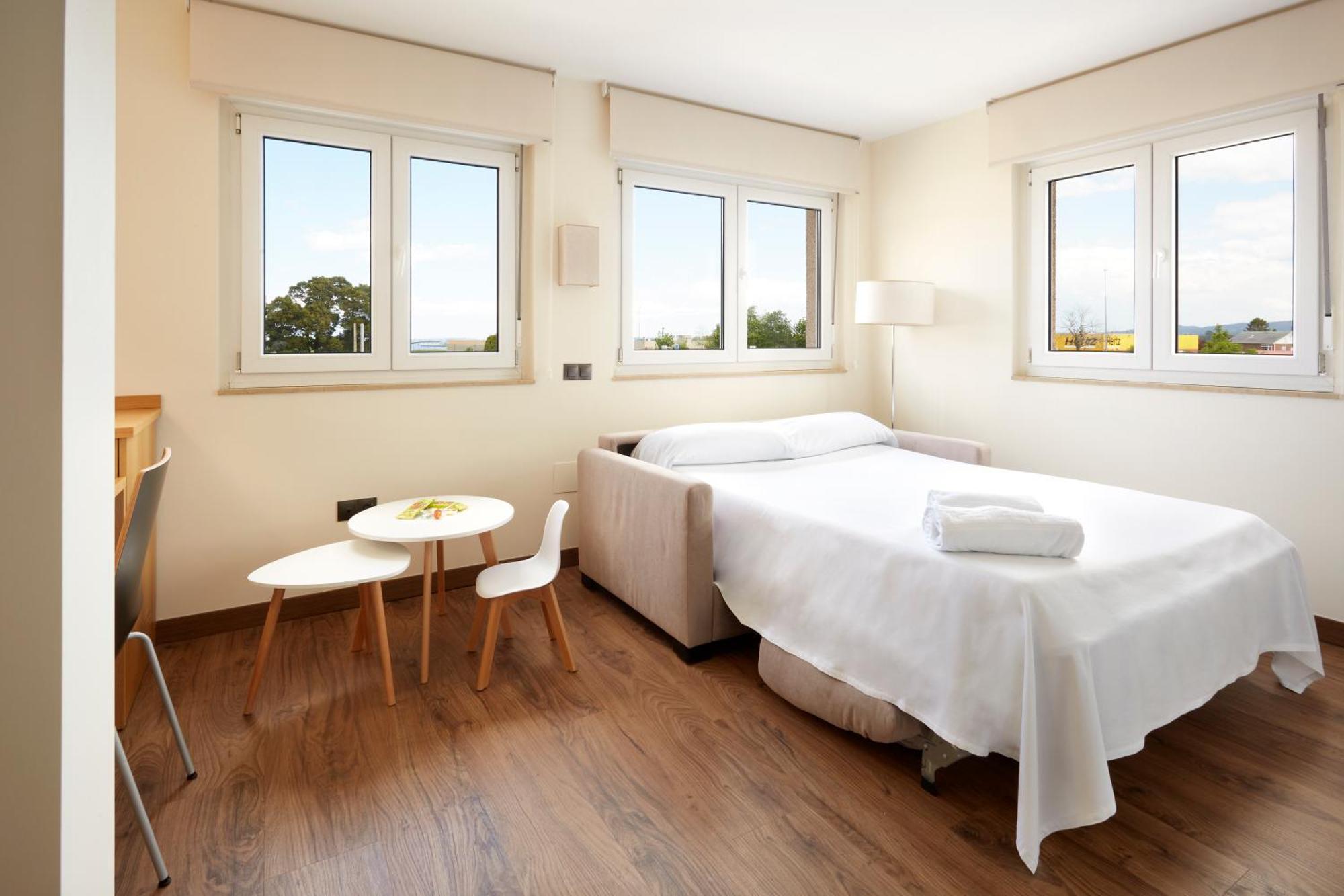 Hotel Arias Aeropuerto Santiago Del Monte ภายนอก รูปภาพ