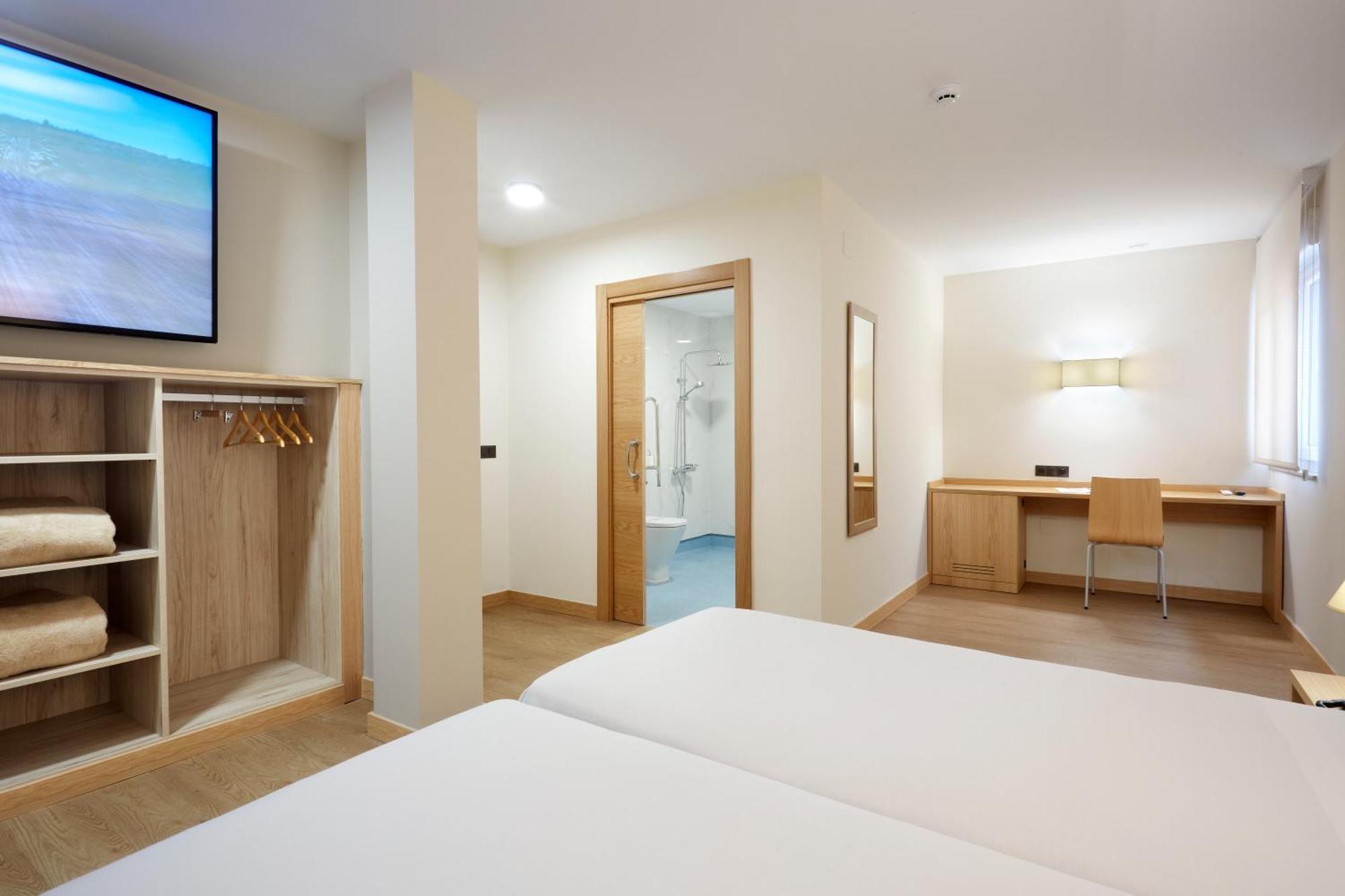 Hotel Arias Aeropuerto Santiago Del Monte ภายนอก รูปภาพ