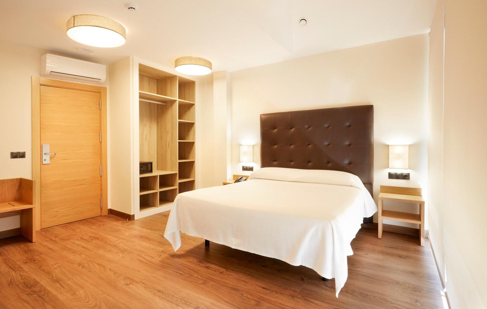 Hotel Arias Aeropuerto Santiago Del Monte ภายนอก รูปภาพ